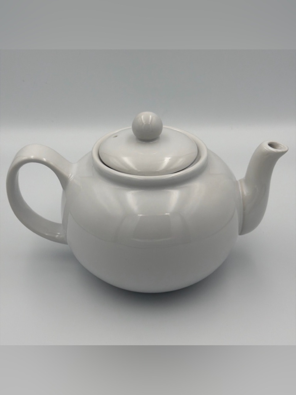 Classic White 6 Cup Teapot With Lid And Handle